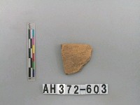 藏品(淺褐色細砂陶片)的圖片